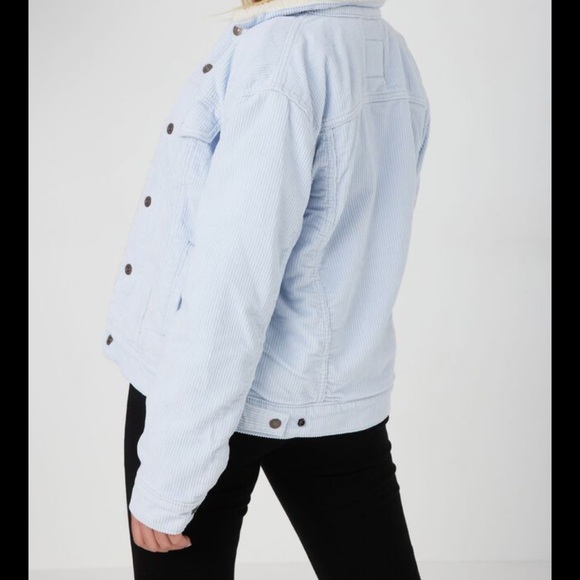 LEVI'S Sherpa Trucker Jacket - Picture 2 of 6